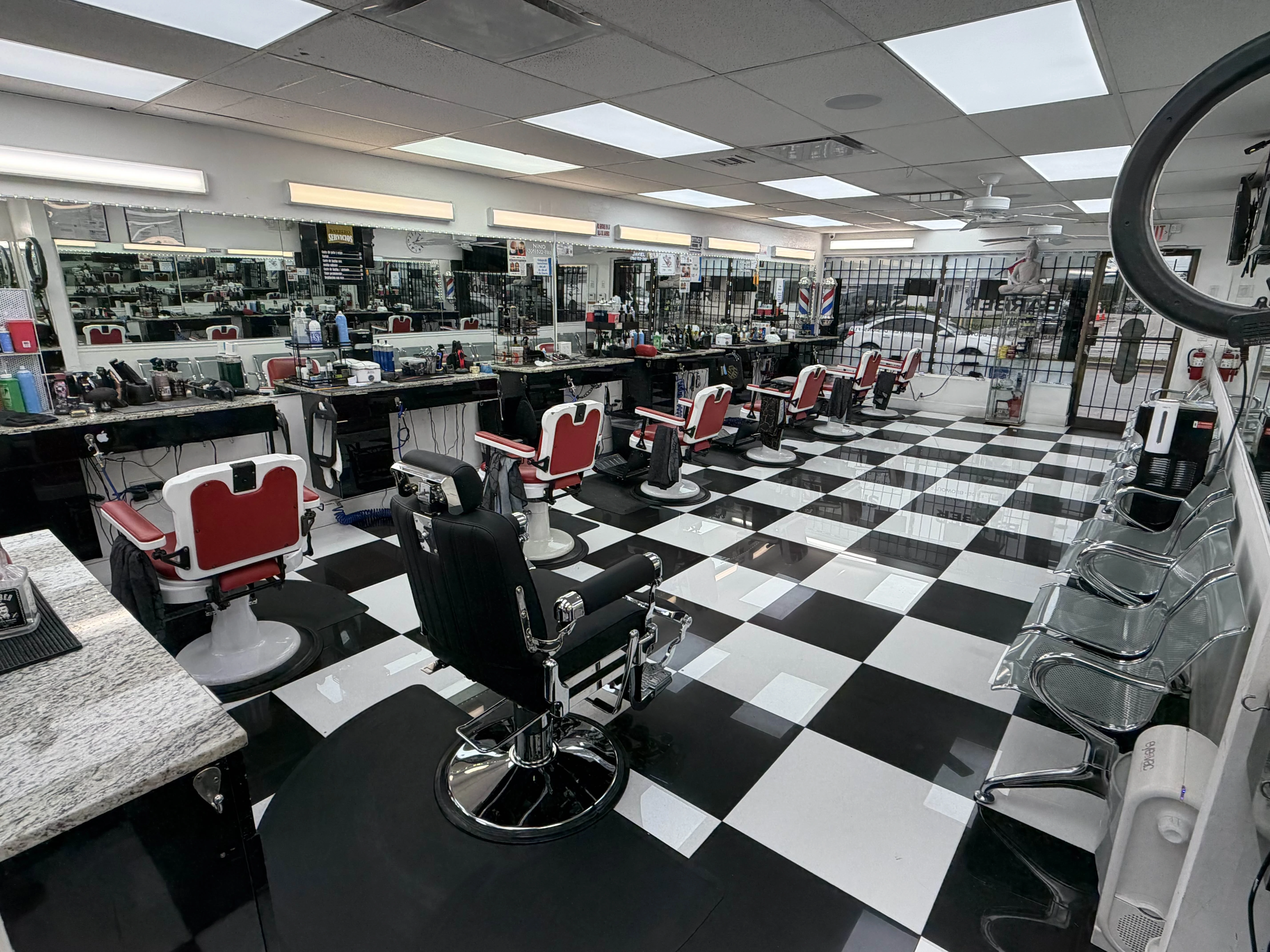 Cata Luxury Barber Room - Door back corner